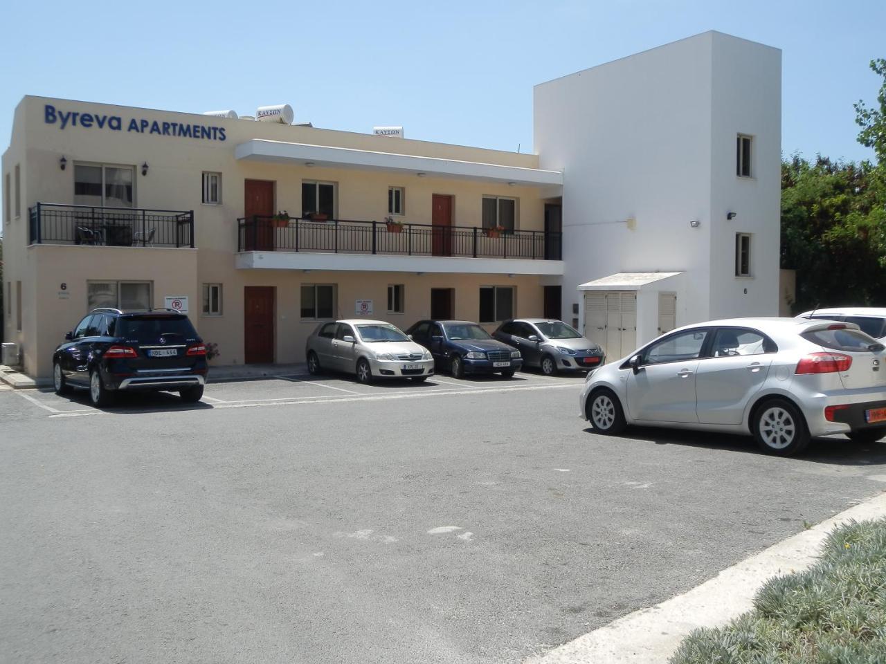 Byreva Apartments Paphos Bagian luar foto